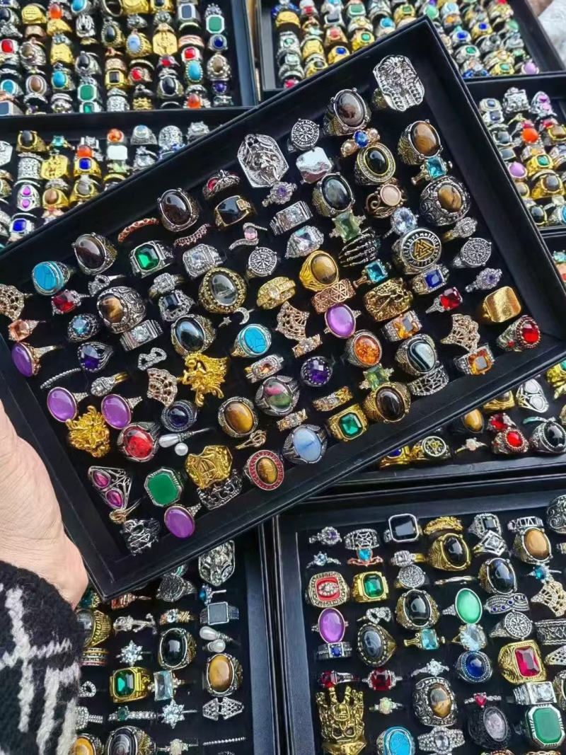 杂款合金戒指，外贸做货。 80000个。新做货，款式好，质量好。 量大起订，价格便宜。 #出口外贸 #库存批发 #戒指推荐 