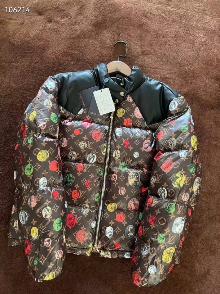 LV 羽绒服 独立包装 80 白鹅绒 三标齐全 还剩 800 件 清货配货都可以 50 件起配 清货便宜