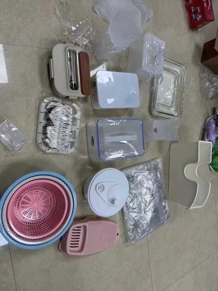 塑料杂款4吨左右， 直播间下架样品！ 有独立包装，几千块一吨。