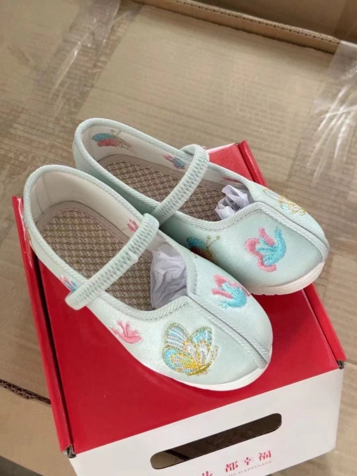 【急售】2000双**风汉服女童鞋，4-5个款独立彩盒装，尺寸:26-35码，全清每双4.5元秒！
