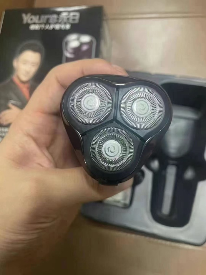 剃须刀450个，充电款，三头，独立包装，便宜处理