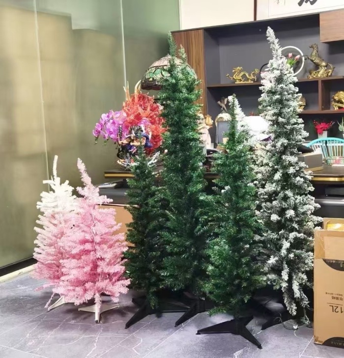 出口外贸圣诞树， 电池款的3350棵， 不带灯的835棵 低价处理！ 