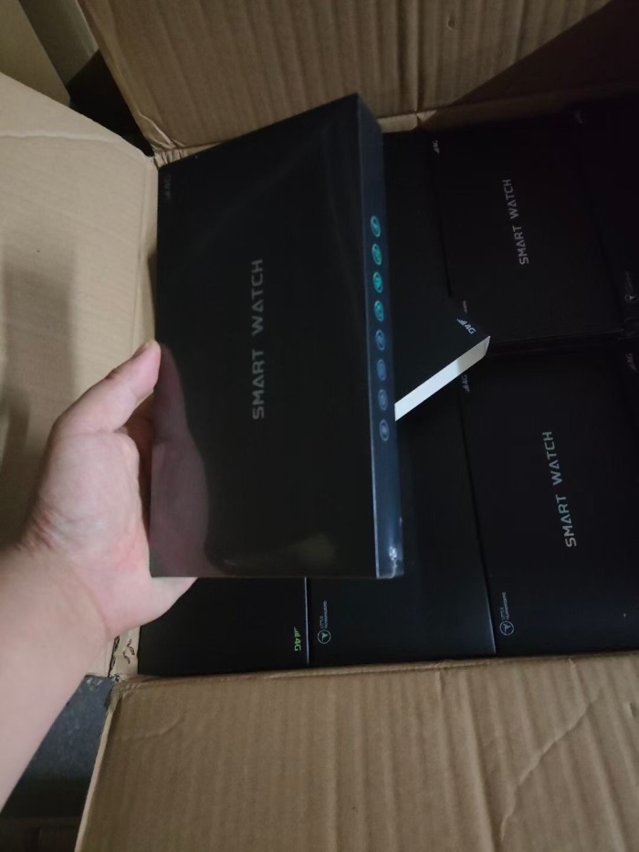 4G智能手表，全网通，移动联通电信都可以用，可以插卡打电话，原箱原件，一箱50pcs，库存还剩700pcs，特价处理。