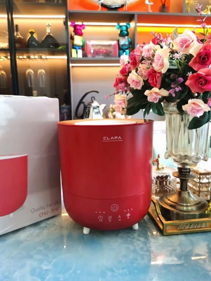 高端加湿器，韩国🇰🇷原单，欧规 電压：220V ​分体结构，触摸控制，​带加热功能，高温杀菌，冷暖出雾，母婴推荐 内置PTC热敏阻恒温加热，自来水加热到70~80℃杀死水中细菌，高温雾气在风道内部上升过程中冷却到39度出雾。 ​ 过滤，智能恒湿 定时，触摸，三档雾化， 分体式手提水桶，上加水， 带香薰盒， 细腻大雾量，不湿桌面， 感应湿度，智能变频。 可持续35小时长效加湿。 3.5L大容量。