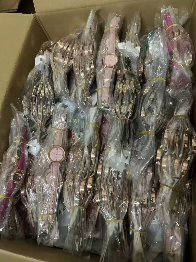 高端时尚款式手表9000个，11箱货， 9箱800个装，一箱1000个装，一箱895个装，精美无瑕，一瓶水钱
