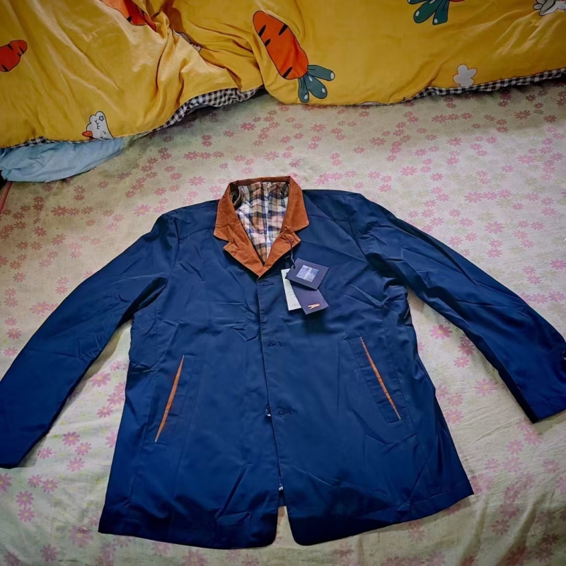 精品男装~2色品牌休闲西装/立领西装410件，可做休闲西装穿也可做立领男装穿，2种颜色（酒红色/藏青色），码数齐全175~190，膜袋包装，带吊牌，11.2全清