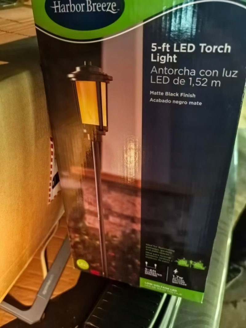 110v插地灯。 美规， 高度1米7， 质量杠杠的。 6000个， 处理！