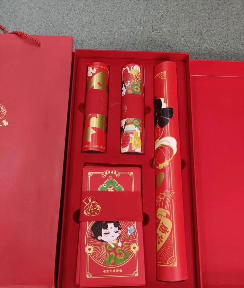 唐宫夜宴春联礼盒。2400盒 对联一副，门心福两张，小福4张，宫女贴2张，红包6个，贴画2张，胶粘两张。一箱20盒，120箱，几块钱的事。