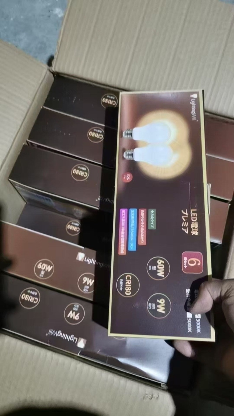 白光灯7900，黄光灯8200 合计1万个灯泡。出口