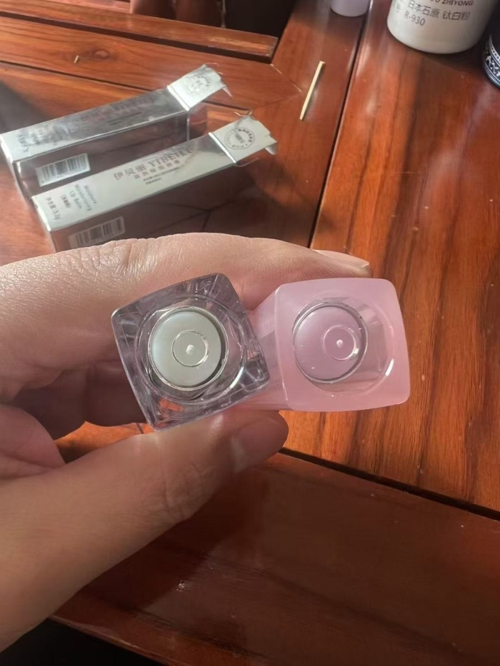 唇釉两个颜色，28000支，质量特别好，合适的拿去