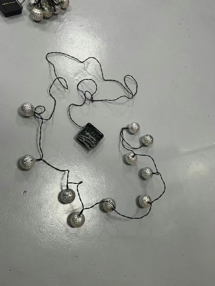 LED灯串，太阳能充电，内置可充电电池，铜线三米多长 ，纯白色灯光，🈶长明和闪灯两个模式，全新800个。