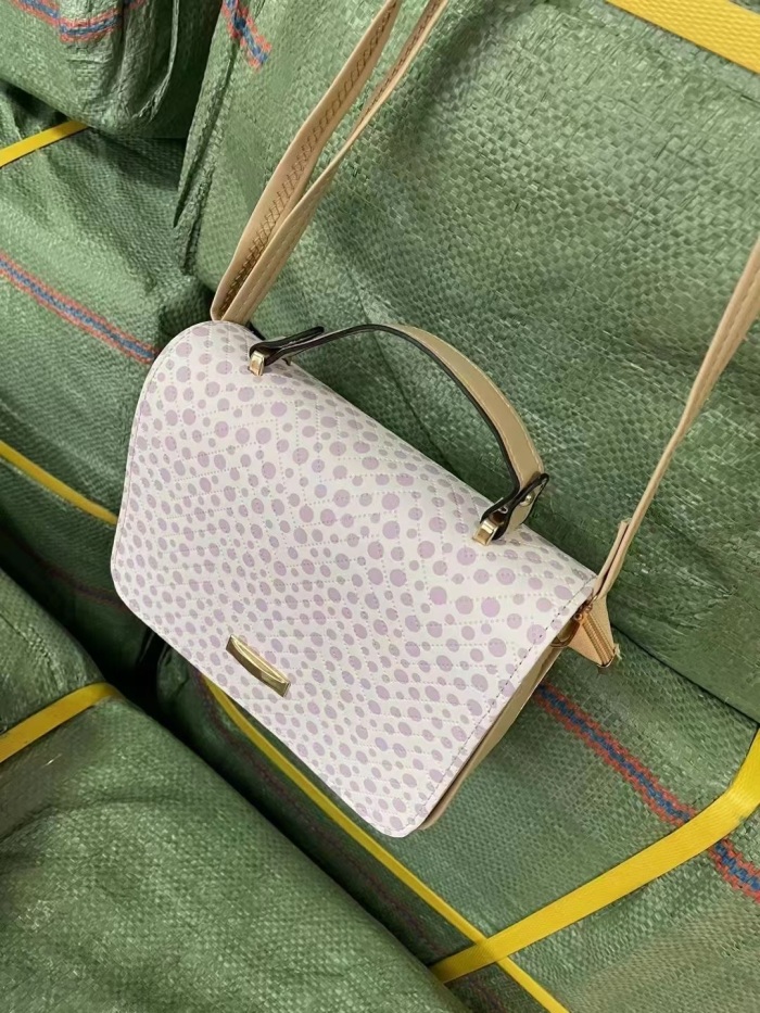 高品质有1100个女包 12.6元一个