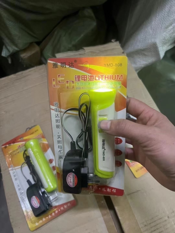 迷你口袋手电筒1000个左右， 质量很好，块块钱的事