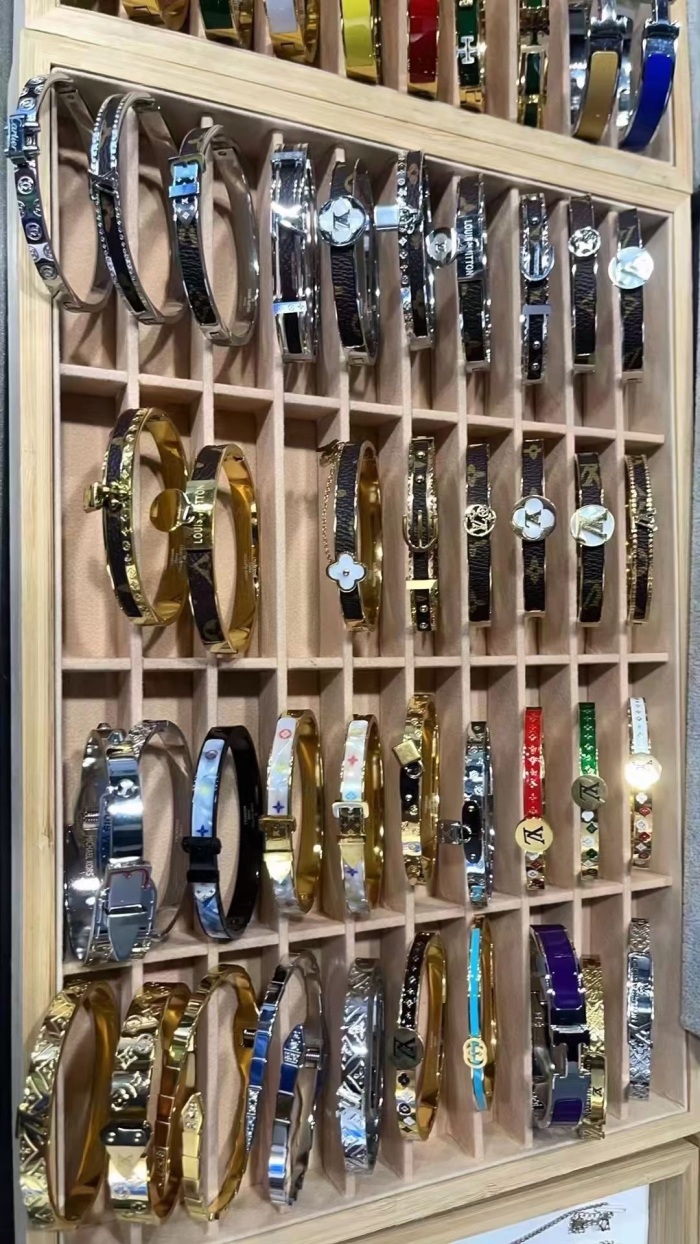 大品牌，精品手镯4千个，钛钢材质，低价秒