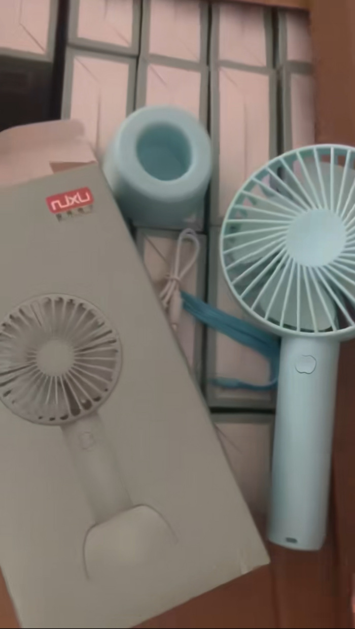网红爆款！手持小风扇！ 最后有10000个左右， 全清1.5元一个 Internet celebrity hit! Hand-held small fan! In the end, there are about 10,000. It''s 1.5 yuan each.