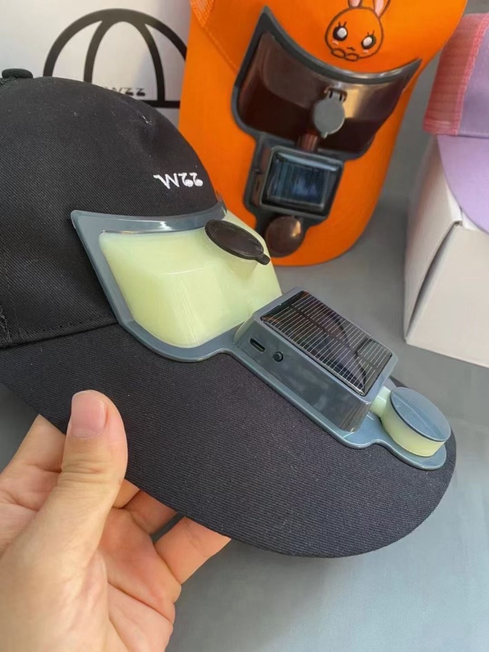 风扇喷雾太阳能夏凉帽。礼盒装 ​2900个。开价出。清仓库 Fan spray solar summer hat. Gift box 2,900. The price is offered. Clear the warehouse