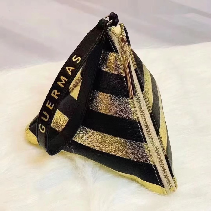 娇玛仕手拿包2千个/3.8元秒！质量很好 2 thousand Giaomes handbags/3.8 yuan per second! The quality is very good.