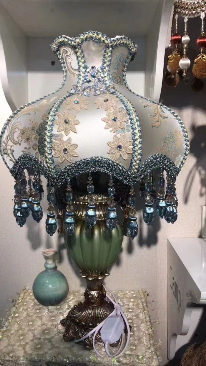 外贸欧式台灯一个货柜 出厂200多，现在一折出 Foreign trade European-style desk lamp, a container More than 200 yuan left the factory, and now it is discounted.
