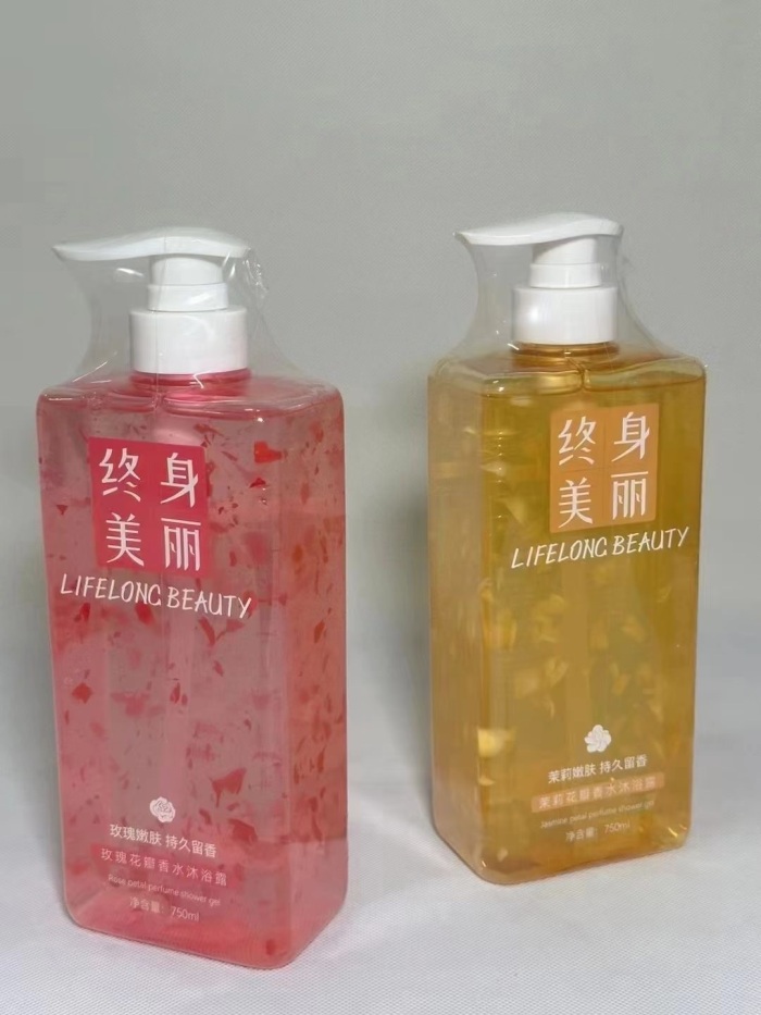 带有玫瑰花瓣的沐浴露到货5000瓶，750ml一瓶，资质手续齐全，日期到25年6月份。效果很好，一根烟钱的事，可分货出