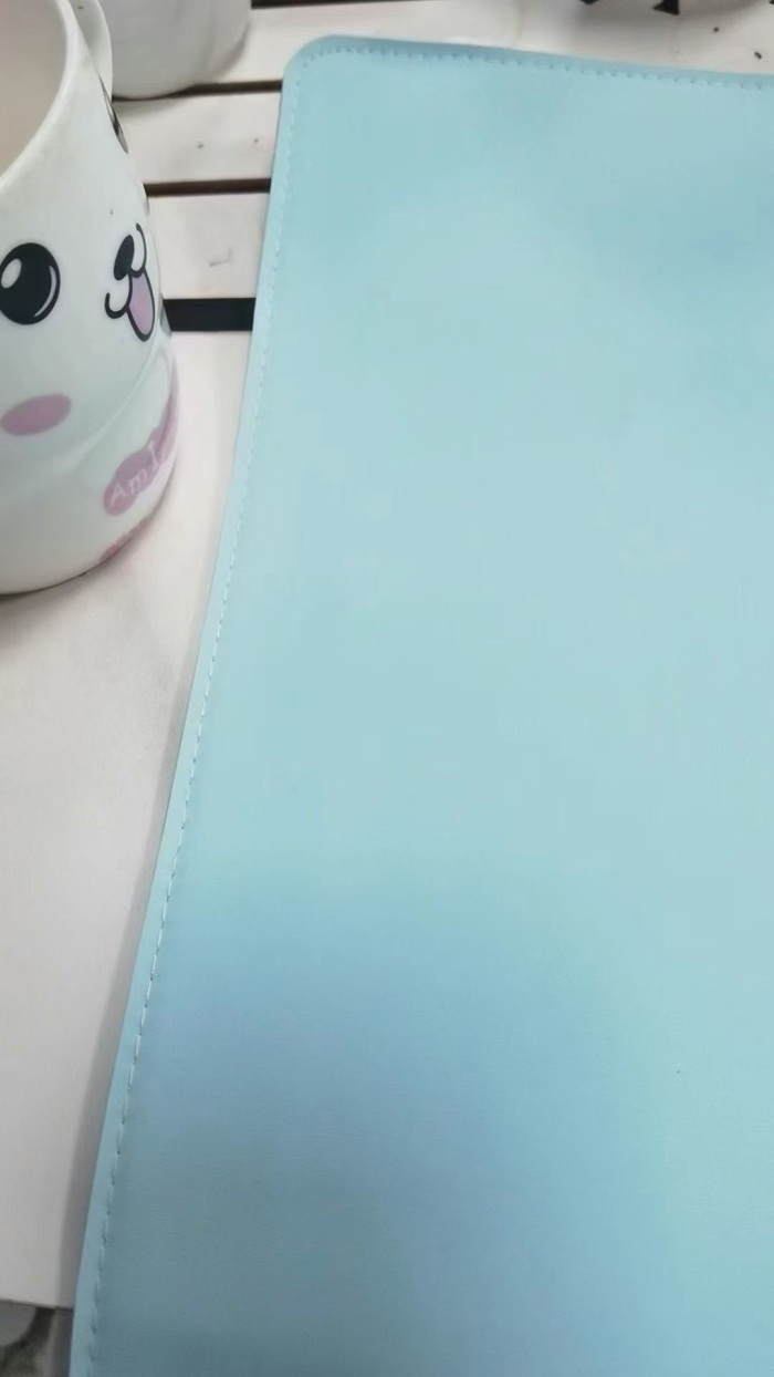 暖手桌垫。发热桌垫，36x60尺寸。防刮材质，宽电压，冬季办公，作业者的福音。低价处理3000个。有意私聊。