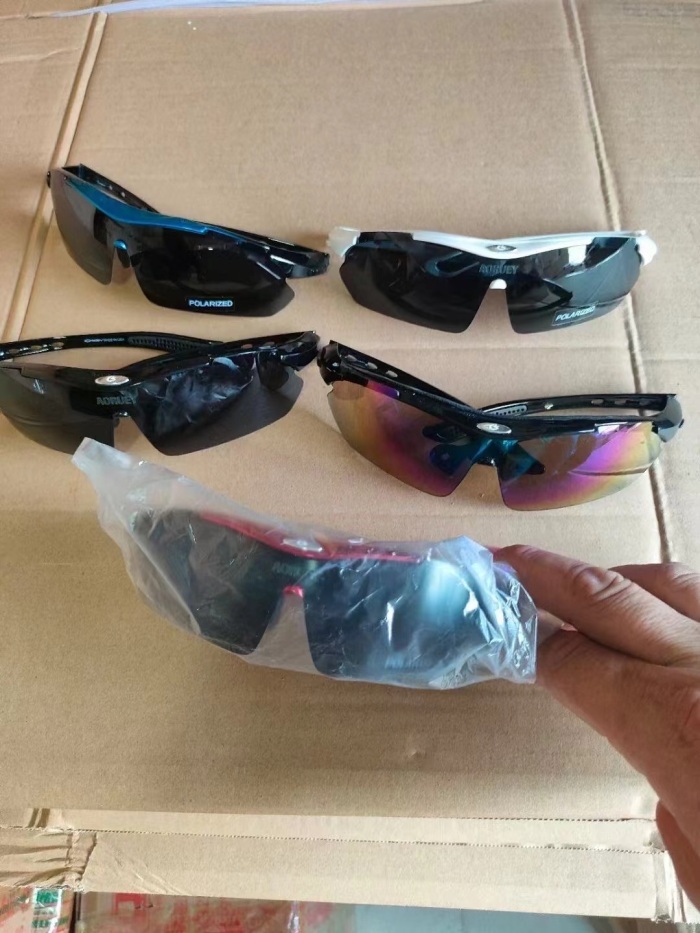 骑行眼镜户外眼镜品牌货9000个 一单清1.6元一个，新货几十块钱一个