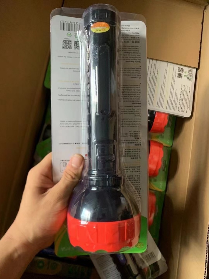 仓库搬迁清理手电20000个，清货两块多，对口的速度了，拼手速 Warehouse relocation and cleaning up 20,000 flashlights, more than two yuan for clearance, the speed of the counterpart, hand speed