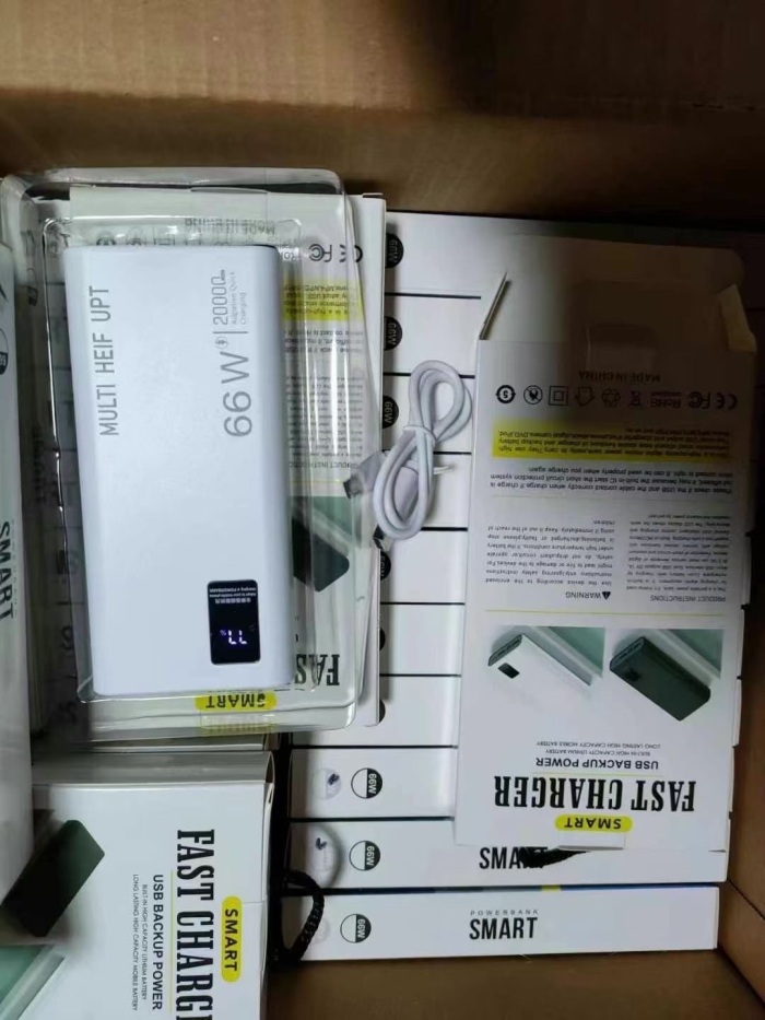 20000mah，C口双向快充，外壳出口防火🔥材料，50pcs/ctn，2023年7月份生产日期，原箱原件，带电量数显，全协议超级快充，需要私聊！都是实实在在的用料，没有配重没有套路，放心购买，最后剩1000pcs 20000mah