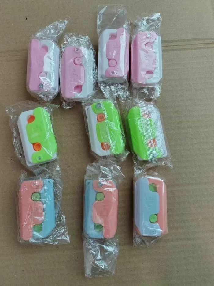 2000个玩具，0.4元/个