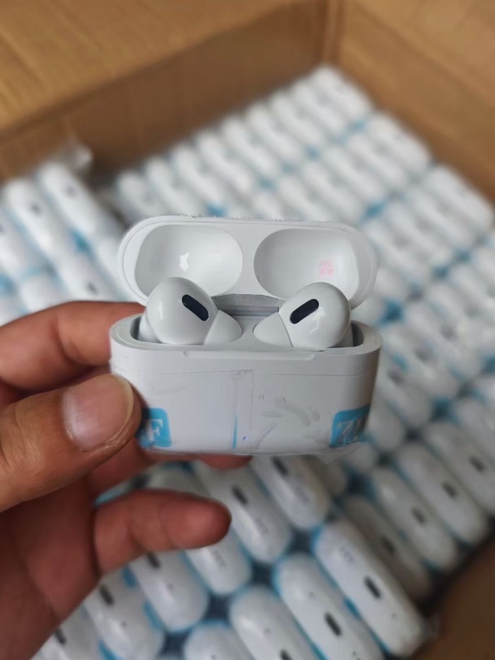 五代蓝牙耳机。全新有电，一箱500pcs，低价处理。