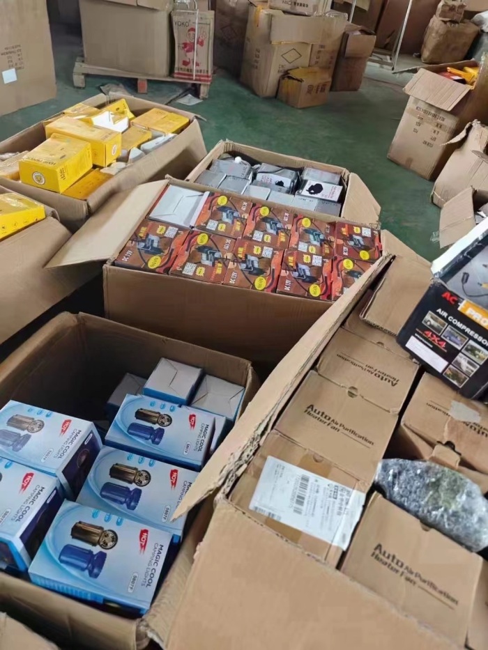 五金工具小电器大概两吨左右，四米二一小车，多数原箱原件，品质可以， 特价秒5550一吨清手慢无🈚 ‎⁠‎﻿‌‎ ‍‎‏