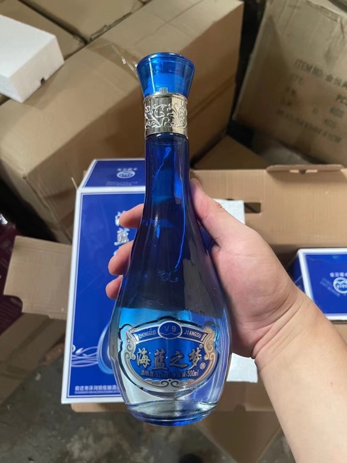 白酒礼盒还有不到1000箱，一箱4瓶，粮食酒，手提礼盒装，原箱原件，板板正正，一包烟钱不到，需要的老板拿去发财