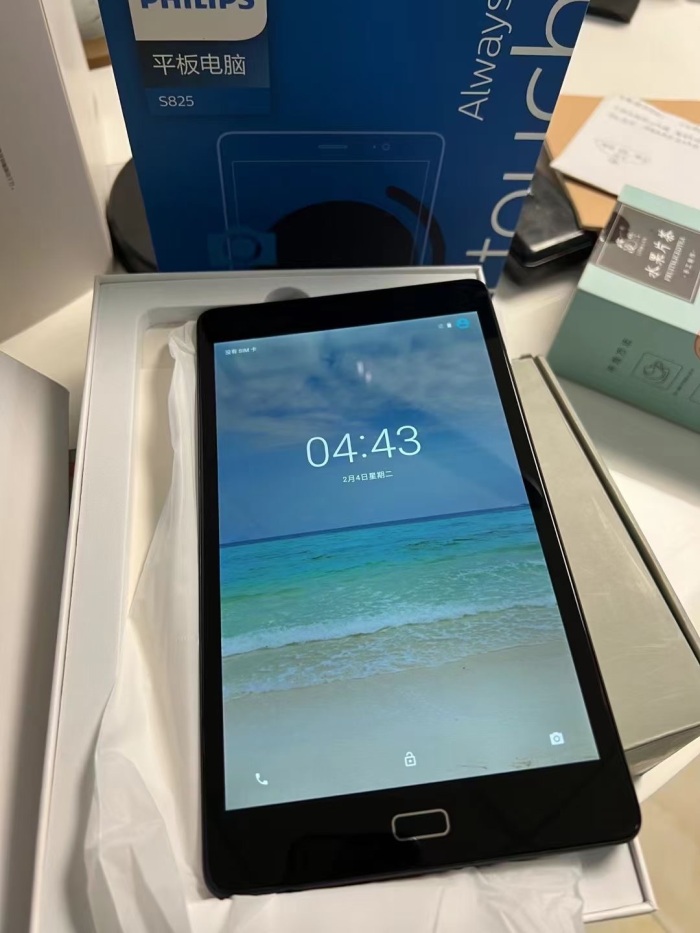 飞利浦平板S825：移动联通电信全网通4G通话版、8.0寸、HD、MTK6753、4GB RAM+128GB R0M，电池5000毫安，可以当手机、可以做平板电脑、有海外软件（可出国内外）