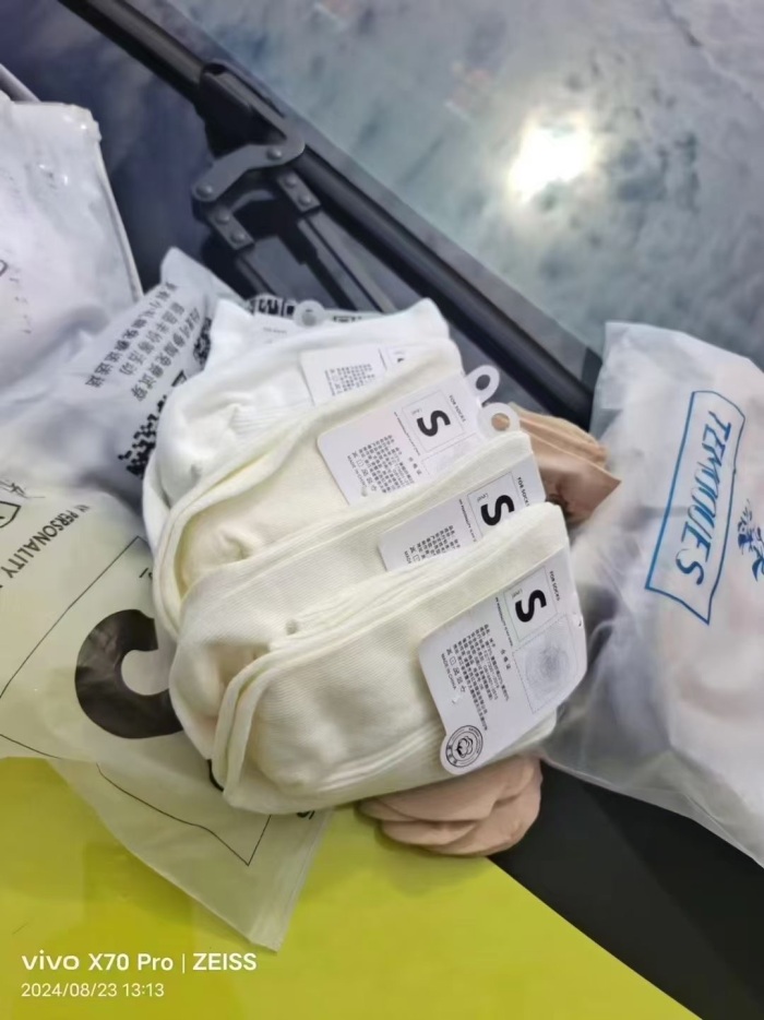 20来吨袜子，小整单杂，没有清单，几千一吨，机会难得，按吨称，合下来非常便宜，胆大的拿去赚钱吧