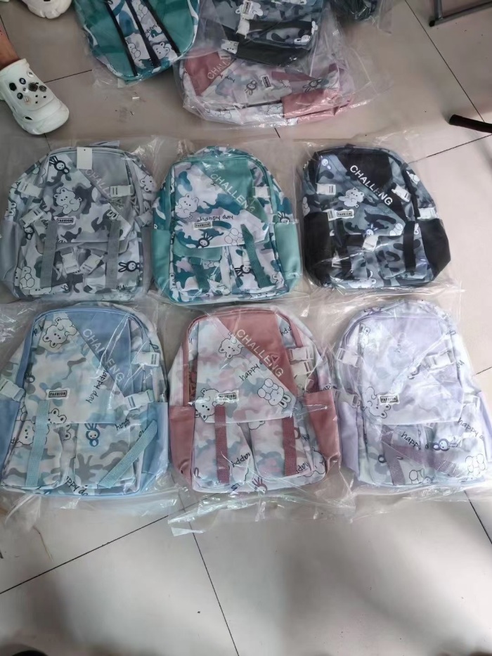 电商爆款书包到货8000个，质量超级好，独立包装，大货整齐干净，底价出货，可分货出，对口老板拿去赚钱吧