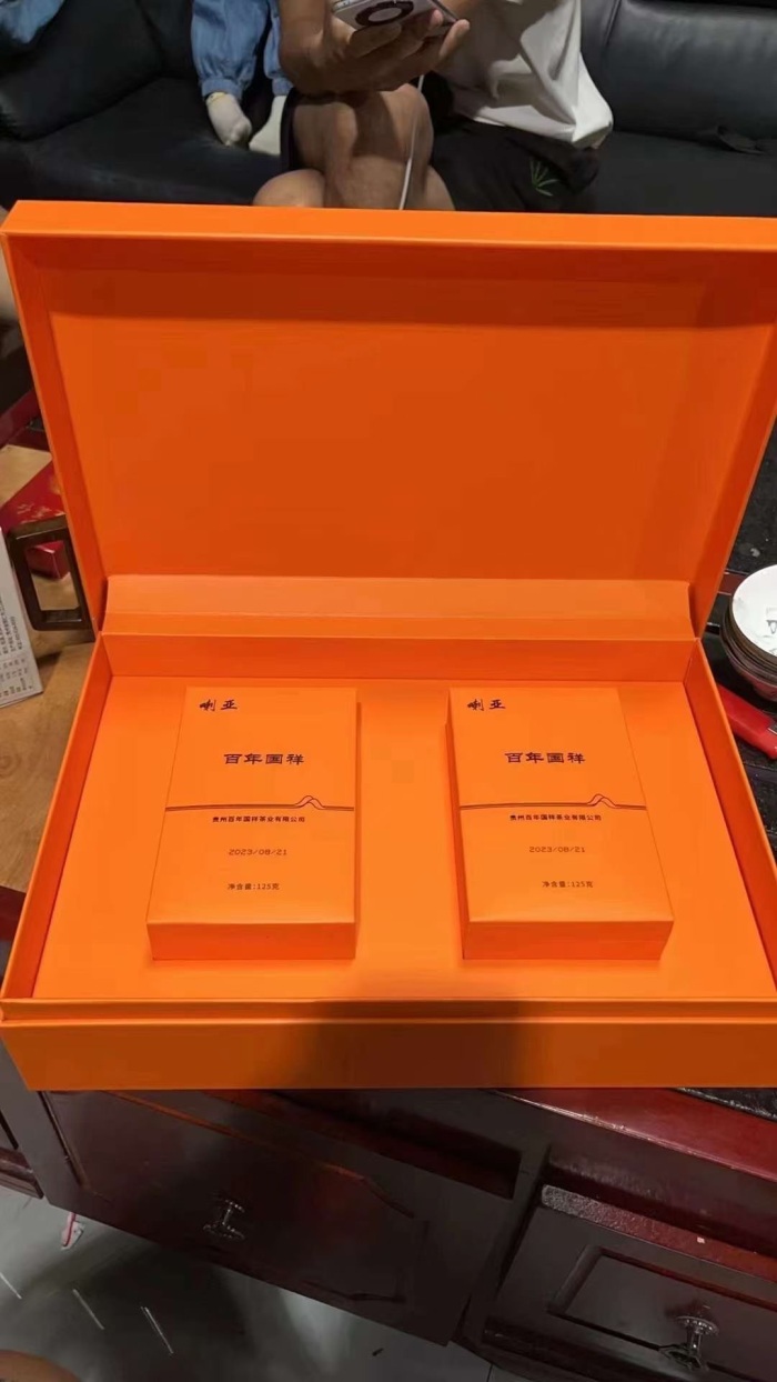 礼盒茶到货3000盒 送礼佳品，扫码价1800元。 ​产地贵州黔南州，喇亚品牌，红茶，2包装（250g） ​10盒一箱，5箱起批，价格美丽