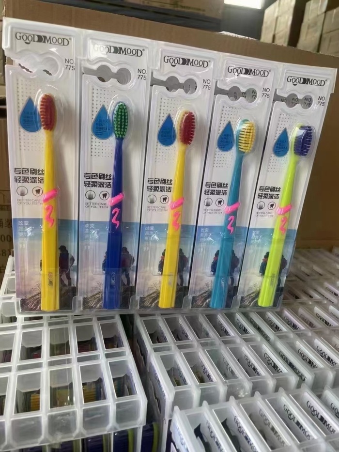 高档牙刷320000支左右，原箱原件，大货非常整齐，特价清货处理0.35一支