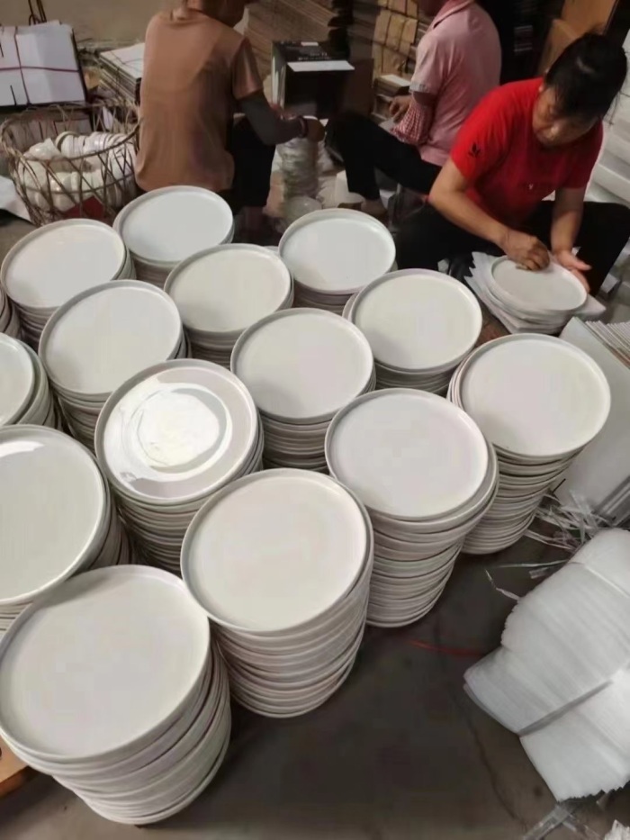 300吨酒店瓷按吨卖，一千多块一吨。