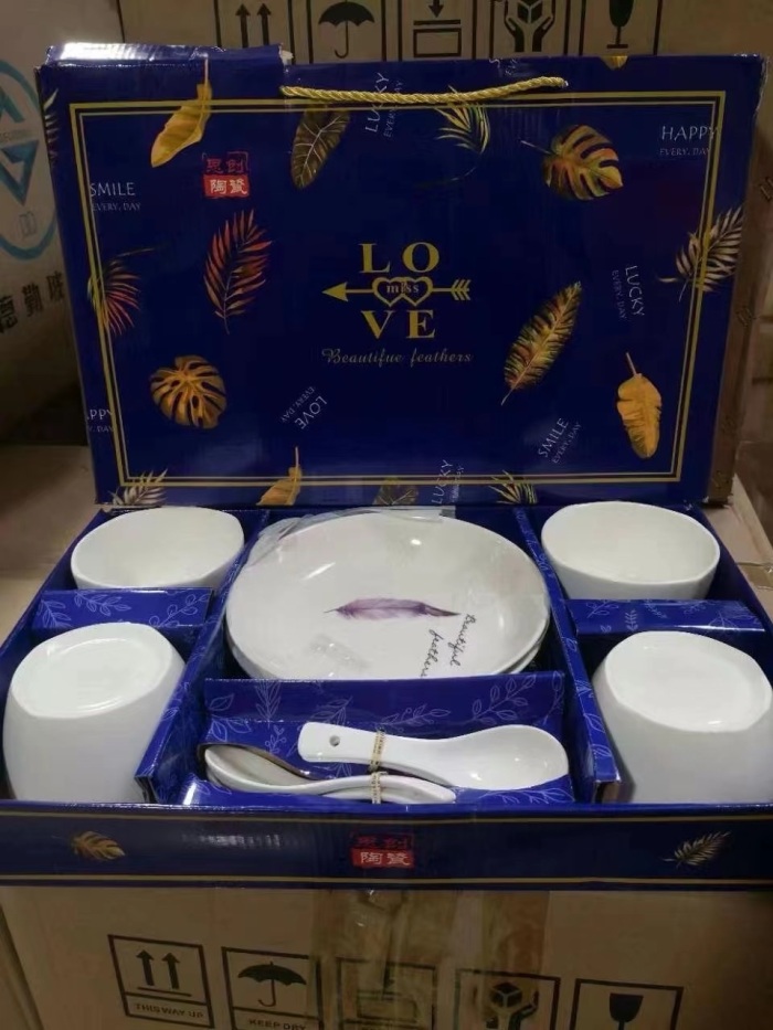 品名：10头 陶瓷套装 15块 总数量：88套。 每箱装：10套 每套装： 10个。 颜色：树叶方碗 每箱装量：10套。 规格：46X38X60cm 每箱0.1方，共1方 靓 🤩