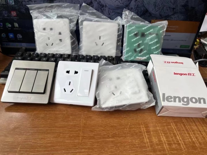 开关插座，4万个现货，当废品处理，捡漏的来