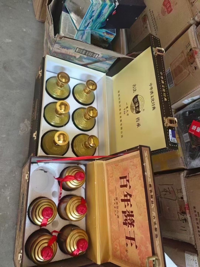 杂款酒入库一车，多数带原包装，浏阳河系列仿木箱居多，主要就是浏阳河、杜康、以及茅台镇系列，一共一千多箱，特价秒杀8.5元一瓶