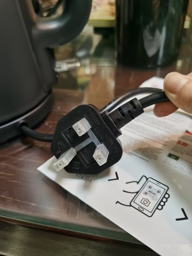 仅剩最最后85台。 超底价一单清 ​3000瓦，大功率， ​进口温控，1.7L容量 ​弹盖，英规，220V電壓