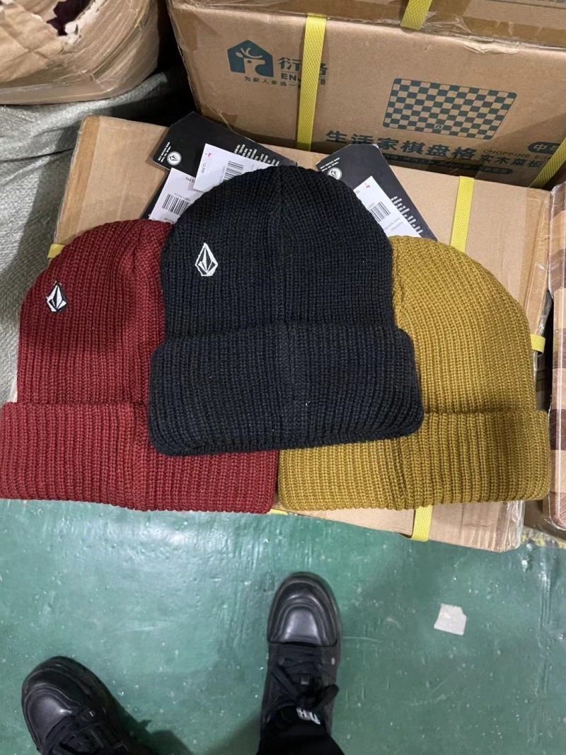 帽子2000个左右，质量做工特别好。 三个色，出口美国，一根烟钱出