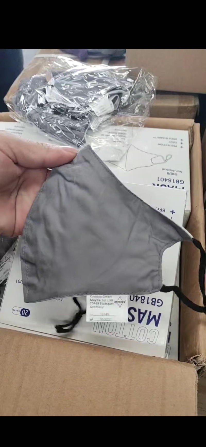 口罩20000多个，三层防尘，一箱四百个， 