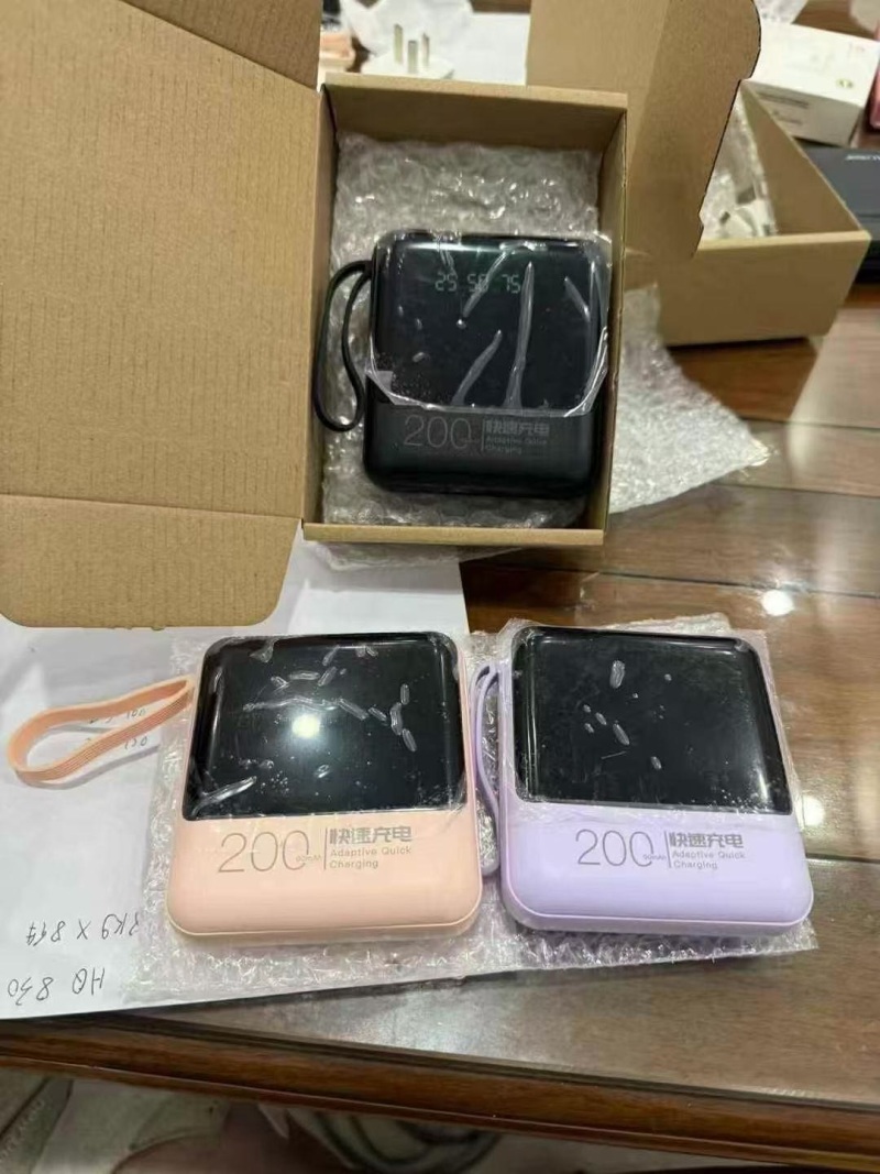 电商下架充电宝，10000毫安，带线，带手电筒，配包装，全新整齐，800套