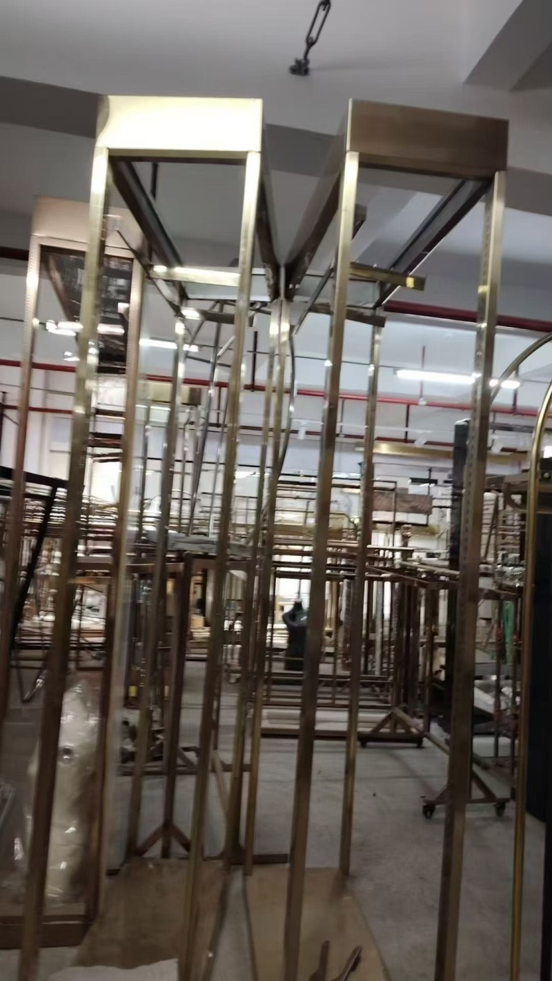 衣服展示架200吨，电镀金色不锈钢制作， 有实力打包的来，非诚勿扰[抱拳]