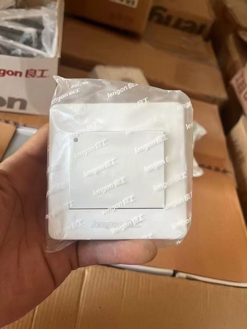 墙面开关，插排，良工工程款，纯铜，11650个，独立包装，入库，1.x元