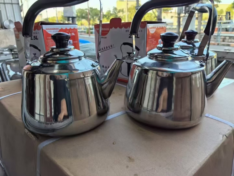 2.5升水壶1600个左右， 彩盒包装，分货11.5元一个