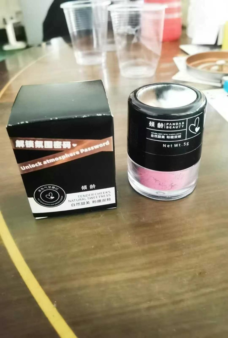 气垫腮红1100只，带镜片，有备案， 💰1.5元一盒