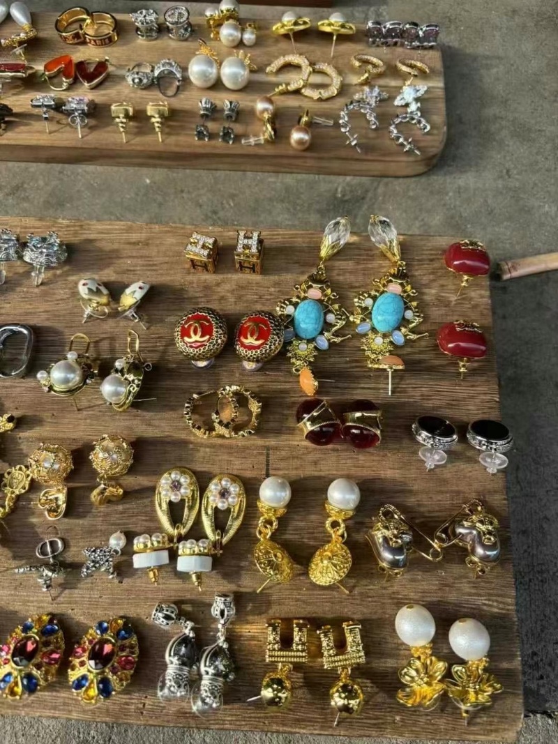 耳环大牌和中古大概各一半比例总数800多对，