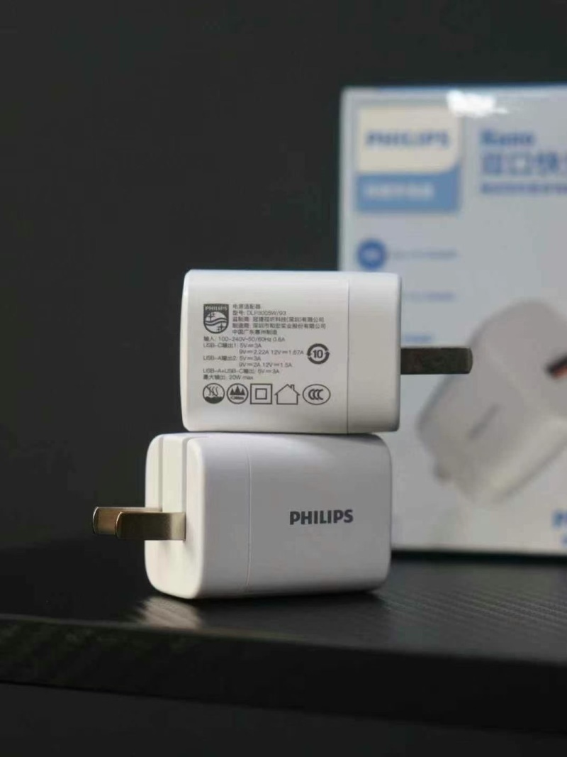 PHILIPS飞利浦快充充电器 全新正品，一箱80pcs。大货整齐漂亮。 1. 双口（Type-C+USB）快充充电头 型号DLP3005W/93（折叠款），支持苹果PD20W快充，QC3.0快充 编号2A3154L5